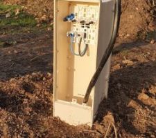 Pose du coffret électrique en limite de propriété