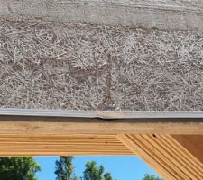 A&iuml;e !!! Un coffre de volet roulant a &eacute;t&eacute; cass&eacute; pendant la livraison de la charpente !!!...