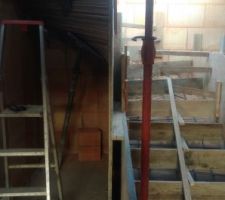 Mise en place de l'escalier en béton du RDC vers la 1er étage