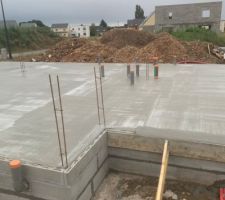 Le vide sanitaire a &eacute;t&eacute; construit en un temps record mais l&agrave; ils nous fait attendre pour que le b&eacute;ton s&eacute;che. Apparemment 1 mois ...