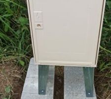 Préparation coffret de branchement provisoire.
Etant donné les forts vents, les pieds ont été fixés sur des parpaings qui seront entièrement enterrés.
L'installation par ENEDIS est prévue pour le 04 Août