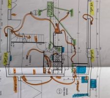 Plan du RDC : changement juste de la cloison/mur de la cuisine(la où s est noté 130). Mis côté salon plutôt que cuisine pour y insérer des placards pour la cuisine et gagner de l espace. Pas de supplément pour ce changement.
Et ajout en couleur du maître d ?uvre