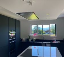 On esp&egrave;re bient&ocirc;t avoir nos 3 suspensions sur l'espace bar o&ugrave; l'on d&icirc;ne... Elec74 est injoignable depuis avril...