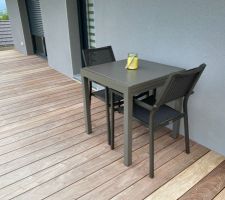 Petite table d'appoint qui se déploie côté Ouest pour le soleil couchant