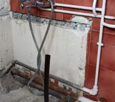 Nous avons enlever la baignoire qui était cimentée à la base