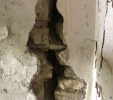 Sur 300 ans d'existence les murs ont bougés. L'écart doit être de 8 à 9 cm entre les pierres