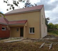 Enduit en cours - côté est, l'entrée de la maison