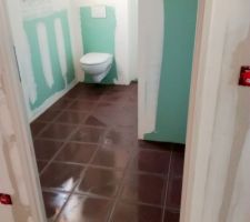 Joints du carrelage dans la salle de bain du rez-de-chauss&eacute;e