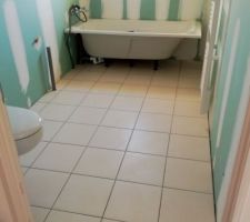 Joints du carrelage dans la salle de bain de l'&eacute;tage