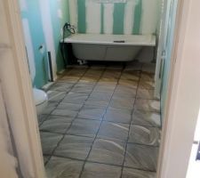 Joints du carrelage dans la salle de bain de l'&eacute;tage
