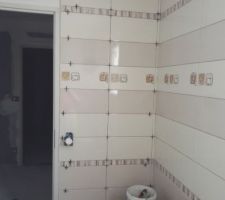 Pose de la fa&iuml;ence dans la salle de bain du rez-de-chauss&eacute;e