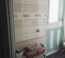 Pose de la fa&iuml;ence dans la salle de bain du rez-de-chauss&eacute;e