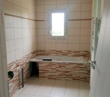 Fa&iuml;ence de la salle de bain &agrave; l'&eacute;tage en cours de pose
