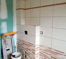Fa&iuml;ence de la salle de bain &agrave; l'&eacute;tage en cours de pose