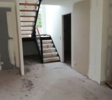 Ragréage des sols à l'étage et au rez-de-chaussée, sur conseil de l'artisan qui posera le sol souple