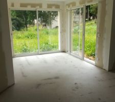 Ragréage des sols à l'étage et au rez-de-chaussée, sur conseil de l'artisan qui posera le sol souple