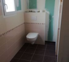 Fa&iuml;ence de la salle de bain &agrave; l'&eacute;tage termin&eacute;e