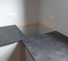 Pose cuisine par Schmidt Rochefort : le morceau du plan de pravail manquant depuis 9 semaines