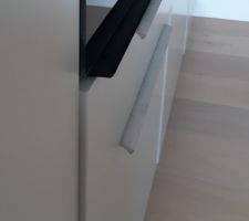 Pose cuisine par Schmidt Rochefort : La façade du tiroir sous le four frotte contre la protection du four. Le tiroir s'abime et ne ferme pas