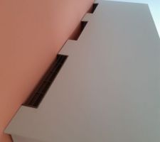 Pose cuisine par Schmidt Rochefort : le premier trou a droit à une grille, pas le second. Le troisième est inutile