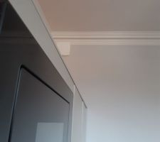 Pose cuisine par Schmidt Rochefort : La plaque sur les armoires enretrait de 5mm à gauche, en dépassement de 2 cm à droite !