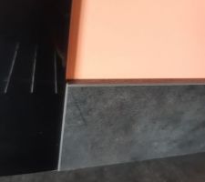 Pose cuisine par Schmidt Rochefort : pas de joint entre le plan de travail et la crédence.