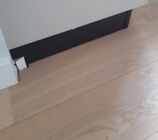 Pose cuisine par Schmidt Rochefort : plus simple de couper la plinthe que de remettre le meuble à la place ou il était prévu sur le plan initial