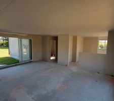 Toujours au 2eme mois, pose des placos plafond et mur.
salon/sejour termin&eacute;s avec vue sur la cuisine