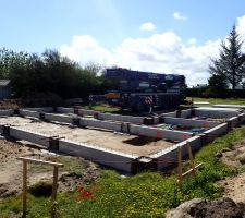 Fondation avec des plots de beton et mise en place des longrines par-dessus