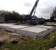 Mise en place du sol avec plusieurs dalles béton pré fabriquées