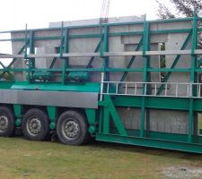 Arrivée des murs pre fabriqués en beton armé vibré de 15cm d'épaisseur.
le mur pour le pignon est fait 8,9 Tonne, impressionnant !