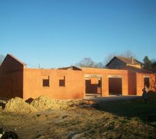 Derrière avec terrasse 2 fenêtre pour cellier et la chambre le tout volet électrique