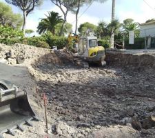 Une fois de plus au fond du trou...4h de brise-roche, les voisins sont ravis...et il y a encore environ 75 cm à creuser