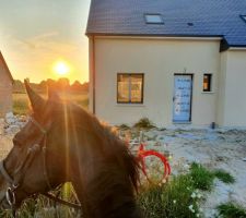 Petit tours à cheval pour voir le coucher du soleil de notre maison couleur pêche (sur le nuancier j ai pris l enduit le azay le rideau que je voyais blanc et me voilà avec une maison orange j ai eu du mal au départ et puis finalement je l aime bien elle est différente des autres)