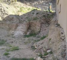 On continu d aplanir le terrain a la pelle et la pioche