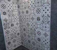 On r&eacute;nove tout : d&eacute;molition de l'ancienne douche et mise en place d un bac extra plat