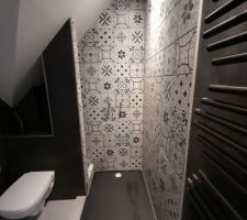 On r&eacute;nove tout : d&eacute;molition de l'ancienne douche et mise en place d un bac extra plat