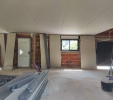 Doublage plaque de plâtre + polystyrène en cours sur les murs existants.