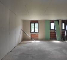 Doublage plaque de plâtre + polystyrène en cours sur les murs existants.