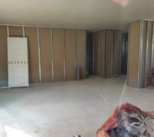 Rail posé + 1ère partie des plaques de placo posés.
Vu salle à manger.