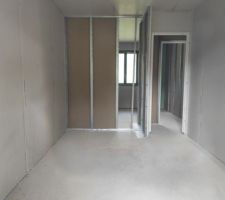 Rail posé + 1ère partie des plaques de placo posés.
Vu chambre 1 (11,99m2).