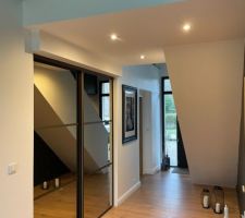 Pose de miroir coulissant dans l'entrée