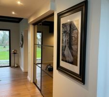 Pose de miroir coulissant dans l'entrée