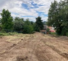 Vue au sud relativement d&eacute;gag&eacute;e (avant du terrain)