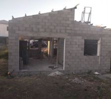 Voici notre futur maison vue arrière.
Ou viendra la futur piscine et jardin également sur la droite , on sera en mitoyenneté avec notre voisin sur la gauche