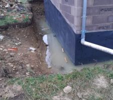 Inondation due à l'absence de gouttiere alos j'ai installé des gouttières provisoires et l'eau a continué de monter