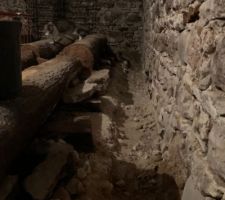 Cave aérée, avant travaux : détail du manque de matière du sol en terre battue le long du mur autre vue.