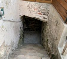 Escalier qui descent à la cave