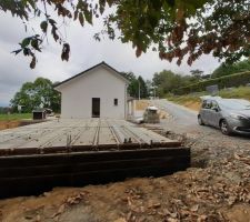 Dalle garage en cours
Façade est de la maison