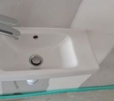 Lave mains Jacob Delafon eau chaude / eau froide dans chaque WC